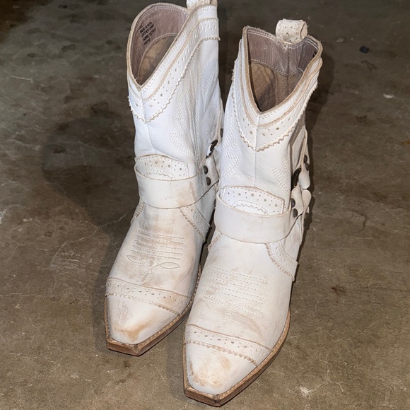 Very Volatile Shoes - New White Western-Style Women's Boots